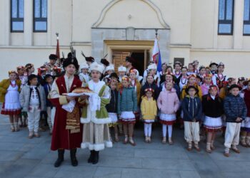 Comunitatea polonă din România s-a reunit la Solonețu Nou pentru a marca Ziua Independenței Poloniei. Cu acest prilej, a avut loc o litughie, apoi la Casa Polonă a fost prezentat un program patriotic, susținut de mai multe formații artistice. La eveniment au mai participat și militari ai contingentului polonez staționat la Craiova.