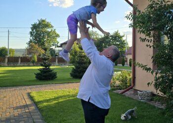 Șah, povești și îmbrățisări: bucuria de după program a primarului Gheorghe Fron din Cornu Luncii